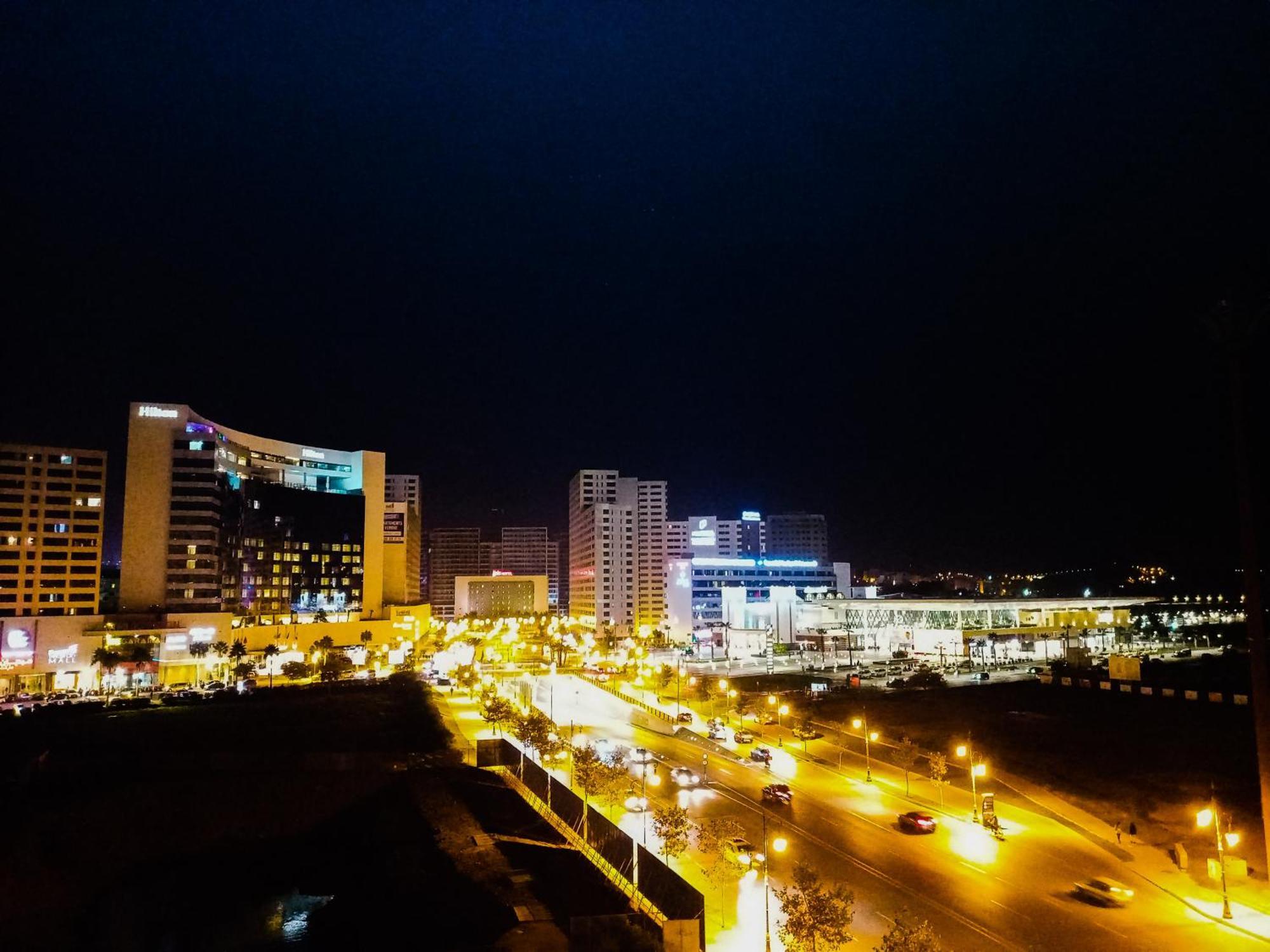 Amazing Appartement " Avec Climatisation " Au Centre Ville En Face Hilton & Gare Train De Tgv De Tanger 2N Tangier Exterior photo