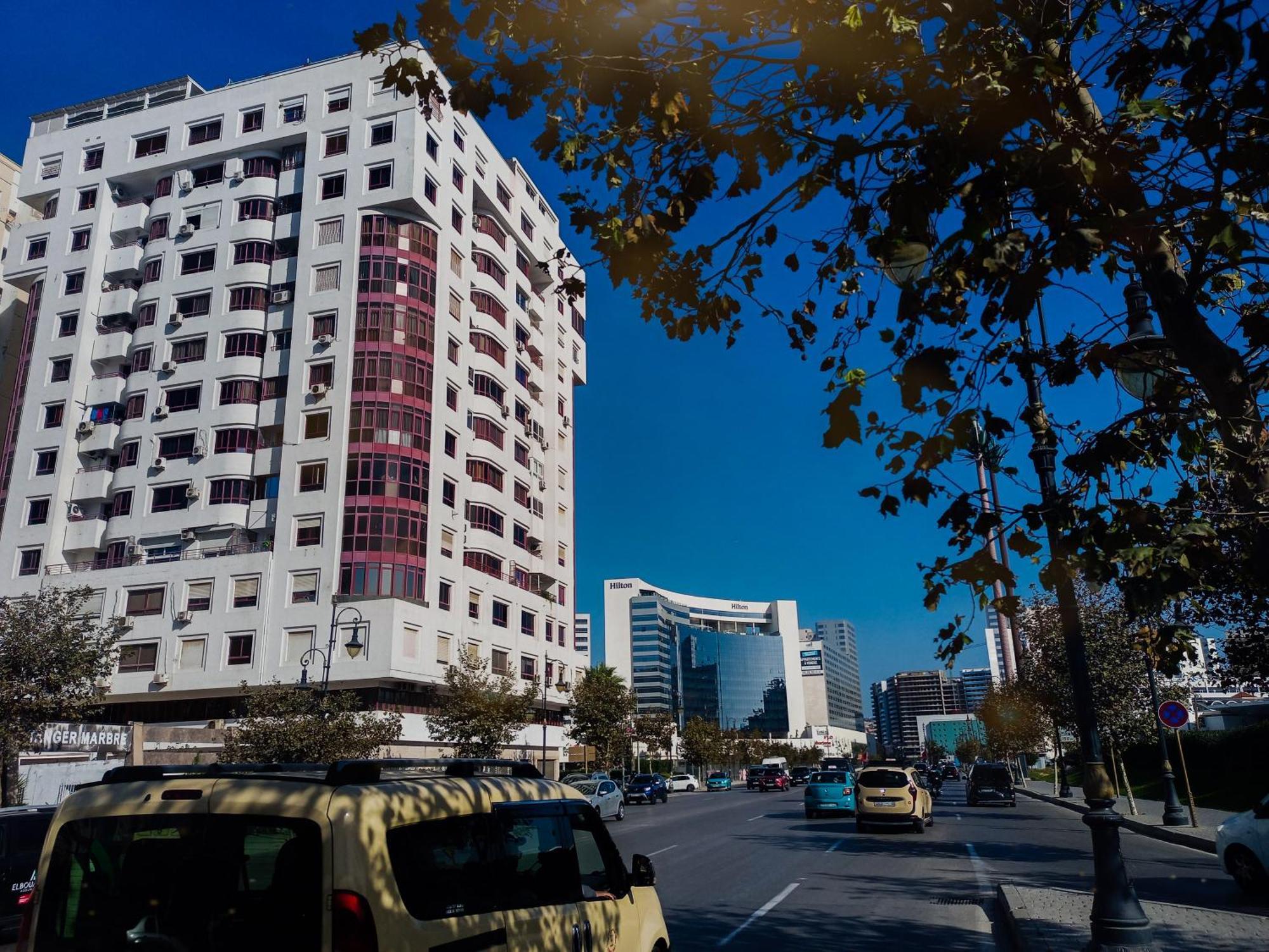Amazing Appartement " Avec Climatisation " Au Centre Ville En Face Hilton & Gare Train De Tgv De Tanger 2N Tangier Exterior photo
