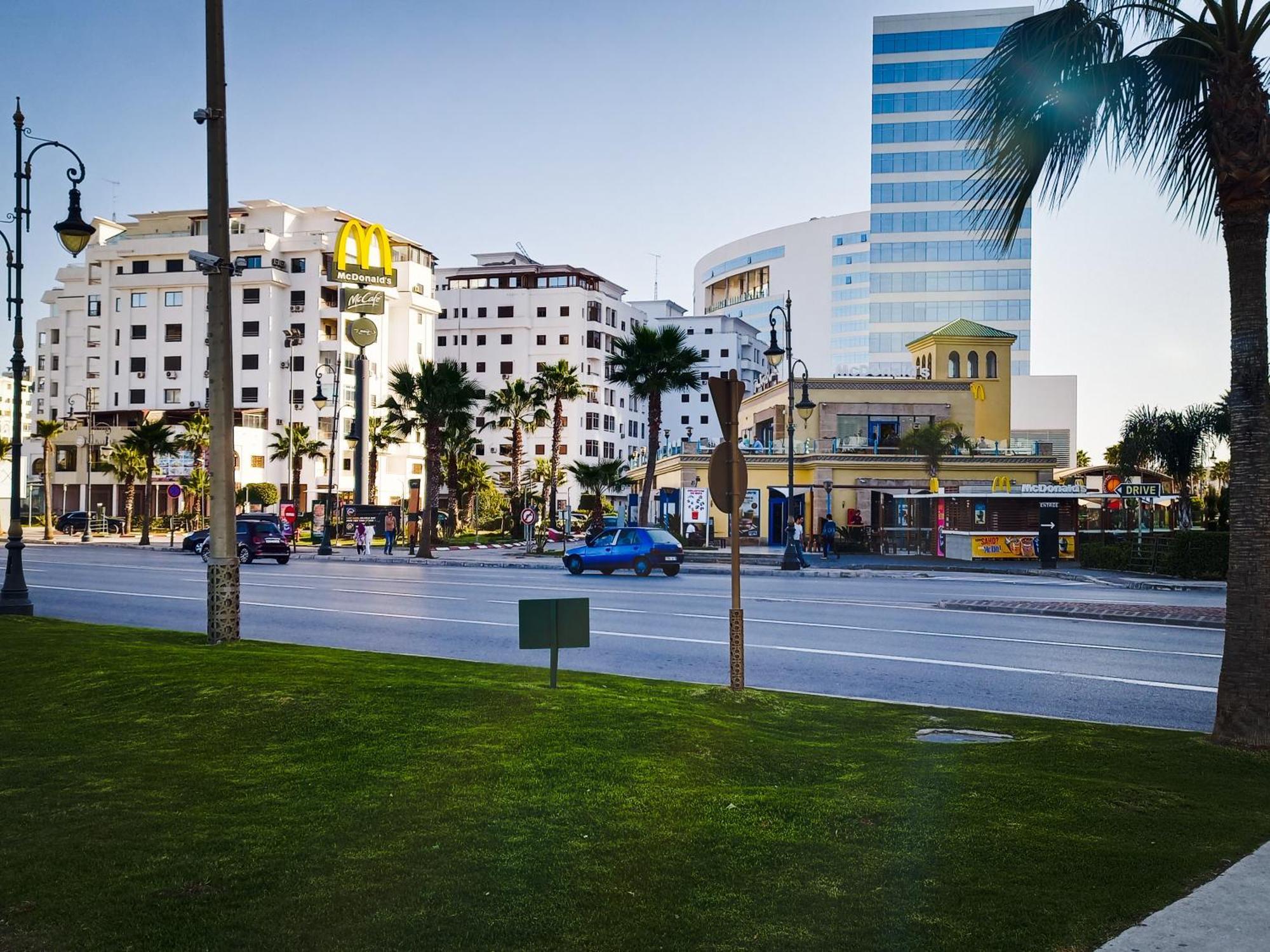 Amazing Appartement " Avec Climatisation " Au Centre Ville En Face Hilton & Gare Train De Tgv De Tanger 2N Tangier Exterior photo
