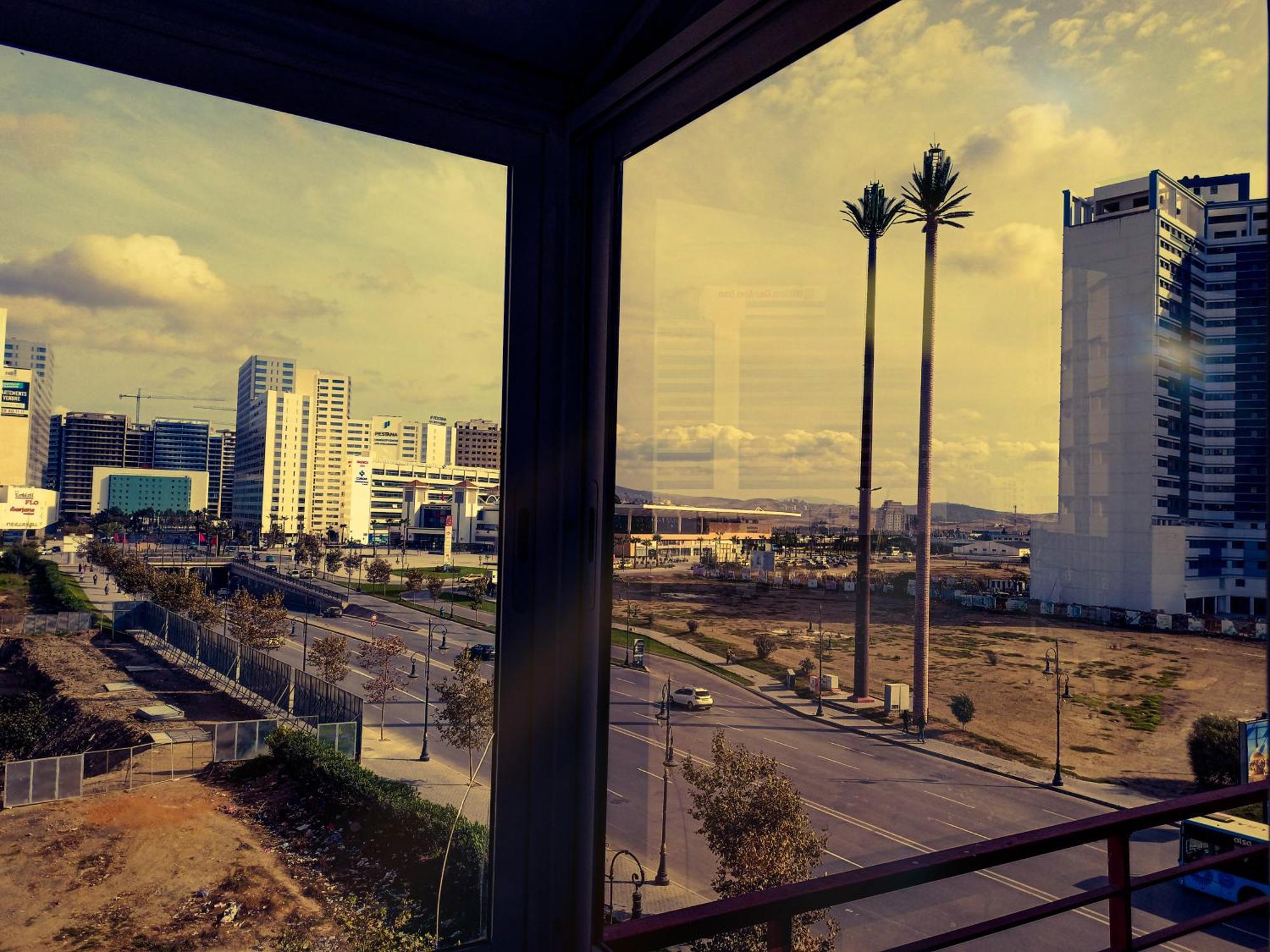 Amazing Appartement " Avec Climatisation " Au Centre Ville En Face Hilton & Gare Train De Tgv De Tanger 2N Tangier Exterior photo